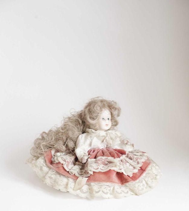 Várias bonecas em porcelana