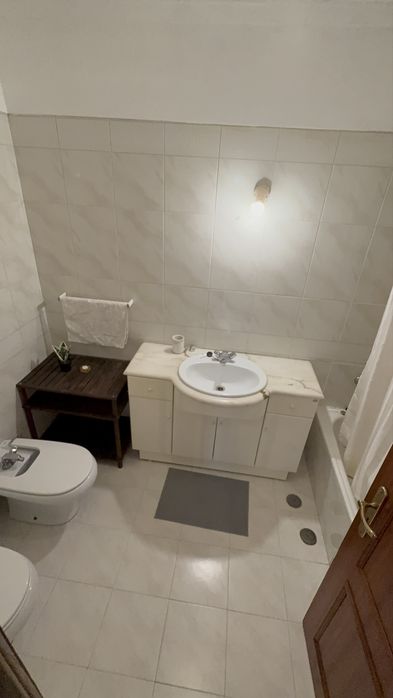 Quarto mobiliado 02 camas, tv, p arrendar a 600 m da estação de Massamá