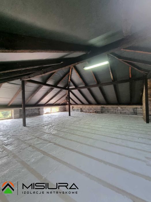 Ocieplenie poddasza, Izolacja natryskowa, Ocieplanie pianką, Piana PUR