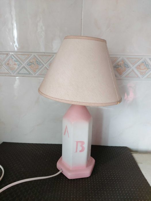 Candeeiro rosa com letras e números