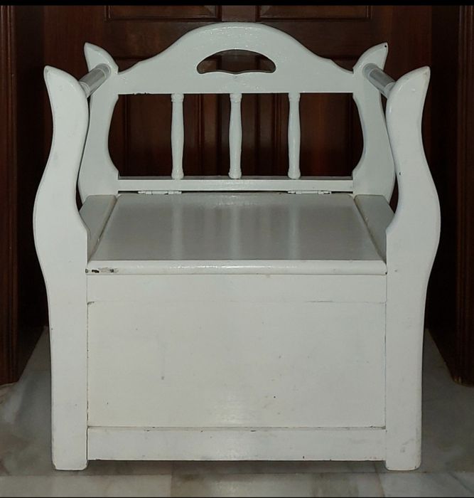 Banco antigo com arrumação e/ou baús antigos...