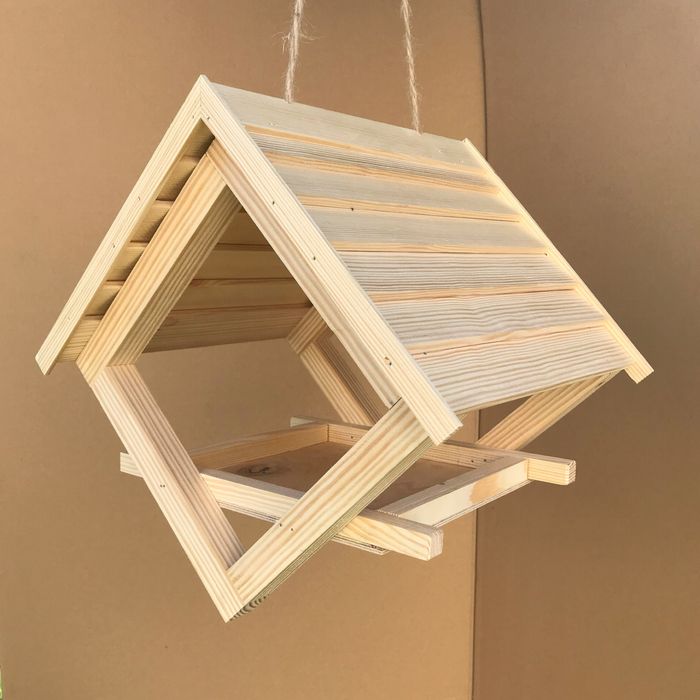 Karmnik drewniany surowy dla ptakow , wrobli