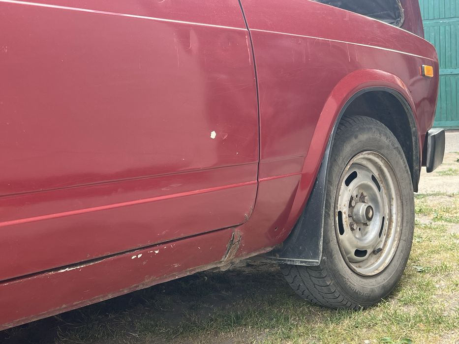 Автомобіль ВАЗ червоного кольору