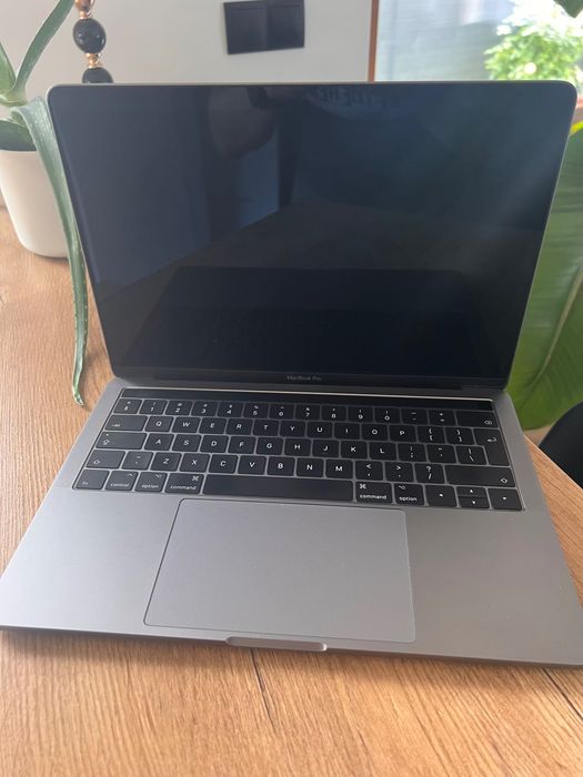 MacBook Pro 13", v2017r., 3,1GHz Intel I5, 16GB ram, 256GB, Touch bar