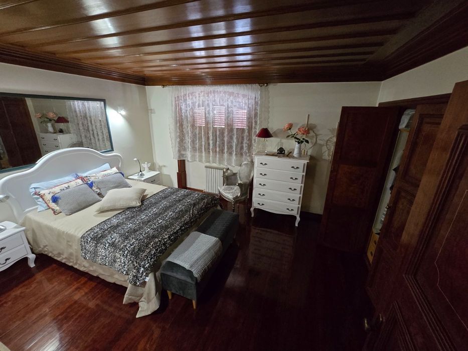 Moradia T4+1 de Prestígio | 488 m² de Área Bruta | 3 Suítes | Jardim | Garagem | Centro de Tomar