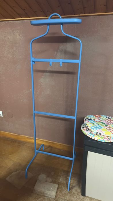 Cabide de metal azul