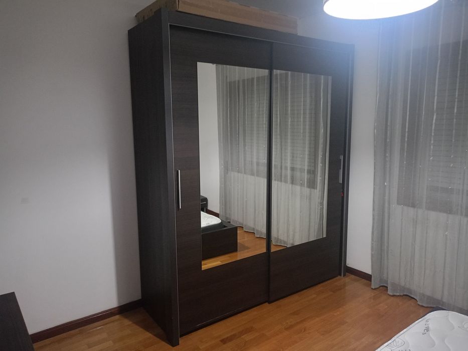 Quarto de Casal Completo – Linhas Modernas (Preto | Excelente Estado)