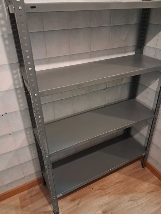 Estante metálica de cor cinza, com 7 prateleiras