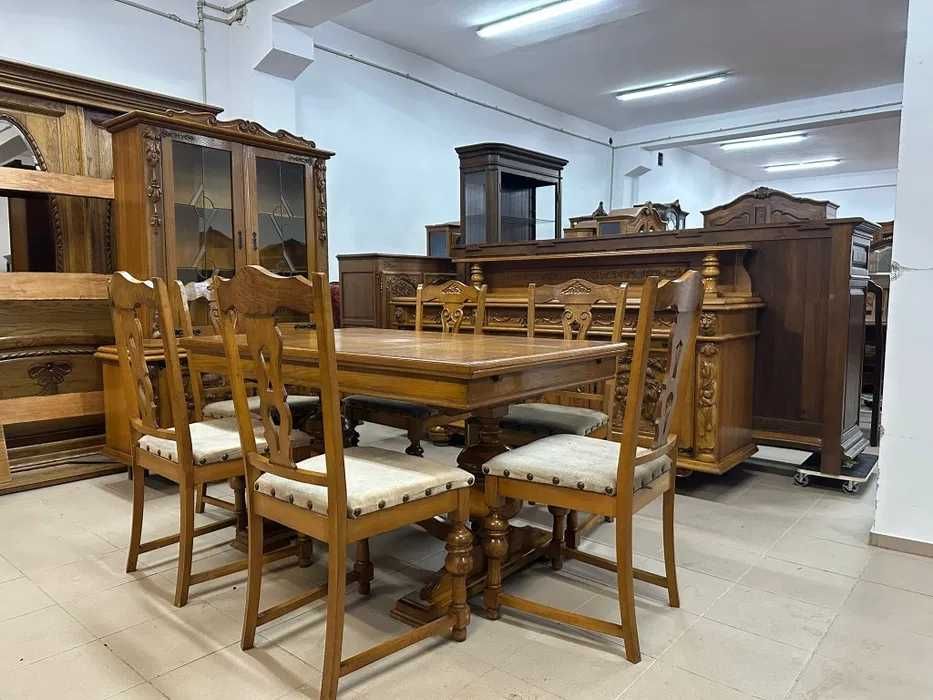 Rzeźbiony komplet – witryna, komoda, stół + 6 krzeseł.