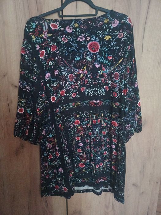 Krótka sukienka letnia wakacyjna Reserved czarna w kwiaty