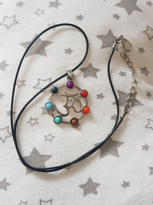 Colar 7 chakras formato símbolo Ohm