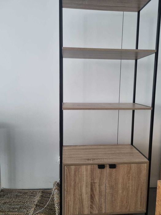 Estante com portas