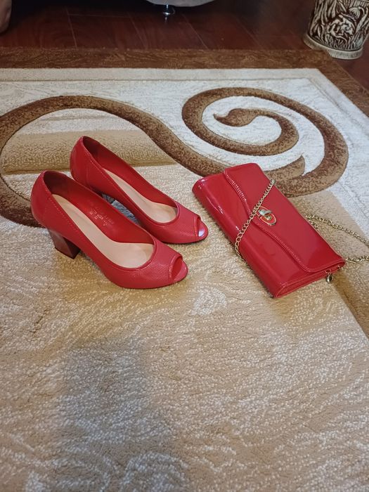 Жіночі шкіряні туфлі в комлекті з клатчем, розмір 38. Стан майже нові