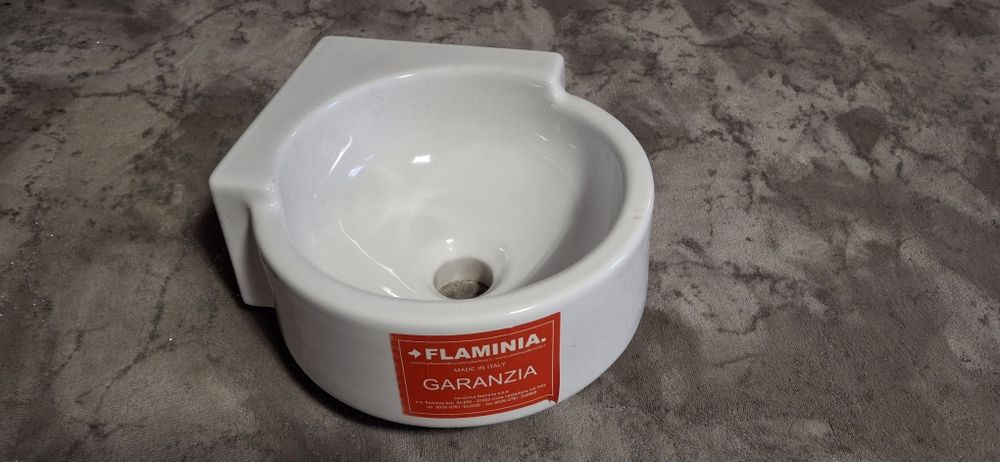 Umywalka ceramiczna narożna