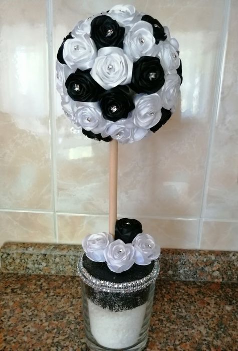 Arranjo com rosas de cetim