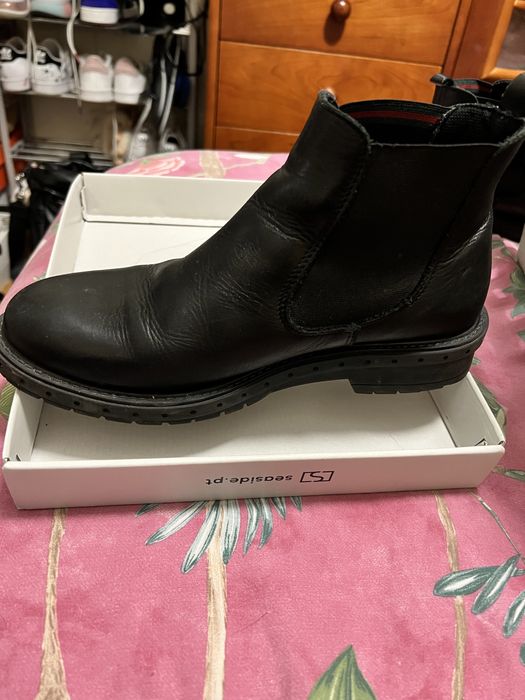 Botins pretos de pele