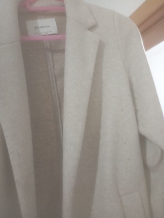 Sobretudo Stradivarius, tamanho S em cor creme64575272496387122