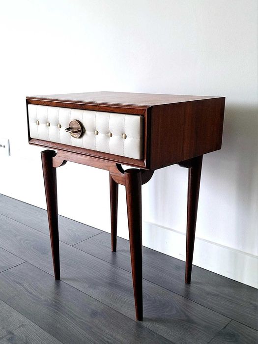 Mesa de cabeceira vintage. Vintage bedside table
