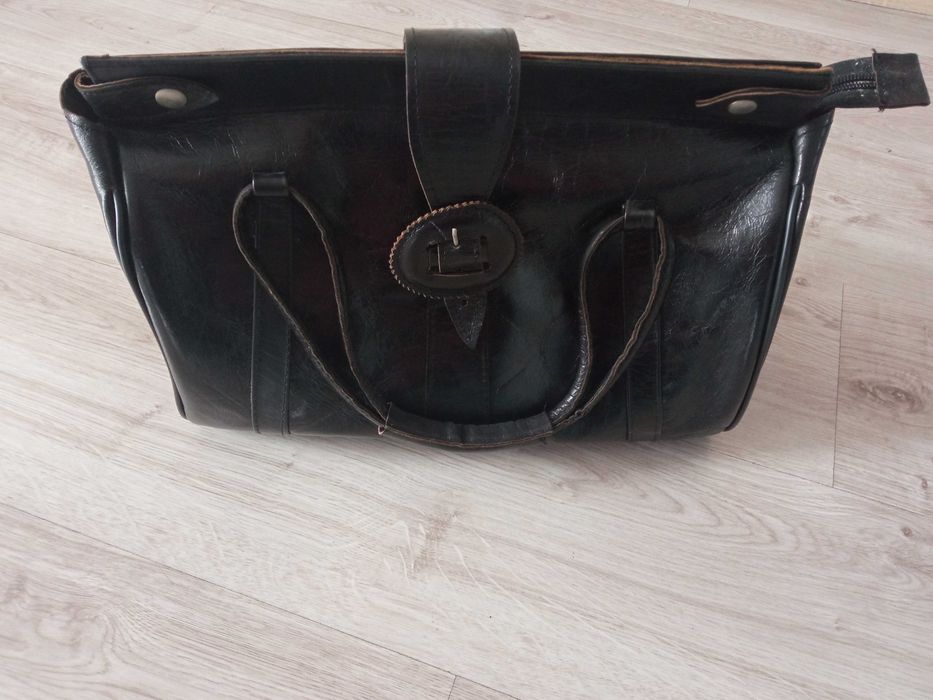 Czarna skórzana torba