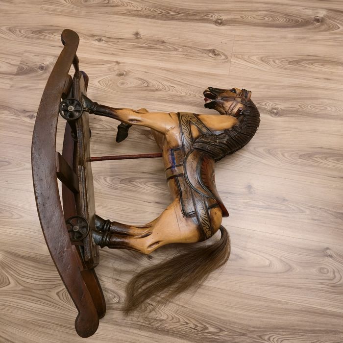 Malowany koń na biegowych z karuzeli