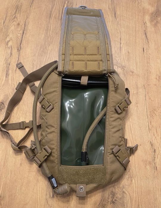 Niskoprofilowy zestaw hydracyjny Source Rider - coyote