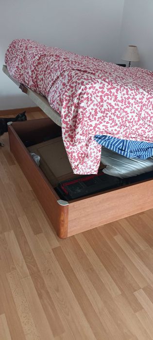 Cama sommier e duas mesas de cabeceira o conjunto. Roupeiro. Máquina de lavar roupa e Sofá articulado.