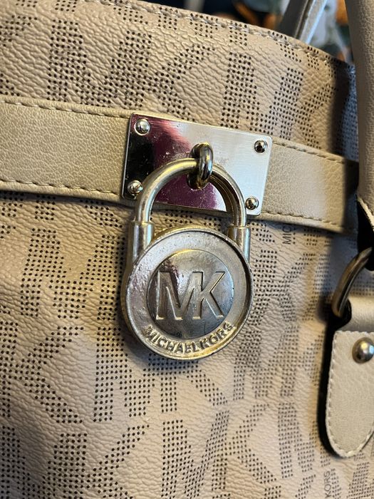 Duza torebka beżowa Michael Kors na ramie z paskiem