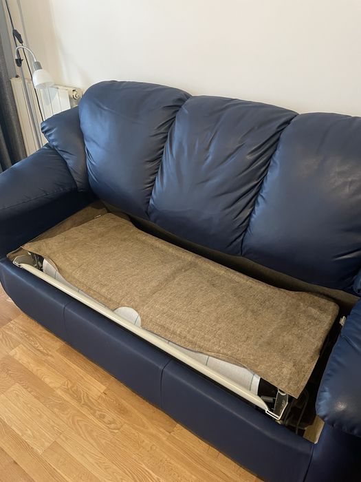Sofá de 3 lugares, com cama.