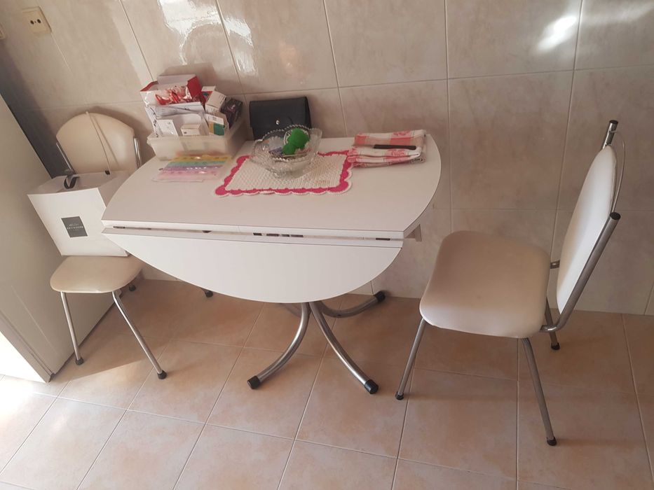 Mesa de cozinha extensível e duas cadeiras
