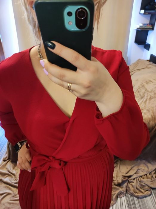 Czerwona sukienka przed kolano | plisowana | dekolt V | elegancka