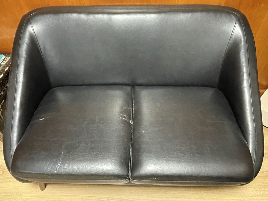 Conjunto Sofá e Poltrona preto, com pés de madeira