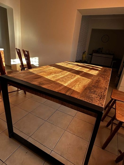 Stół z drewna mango