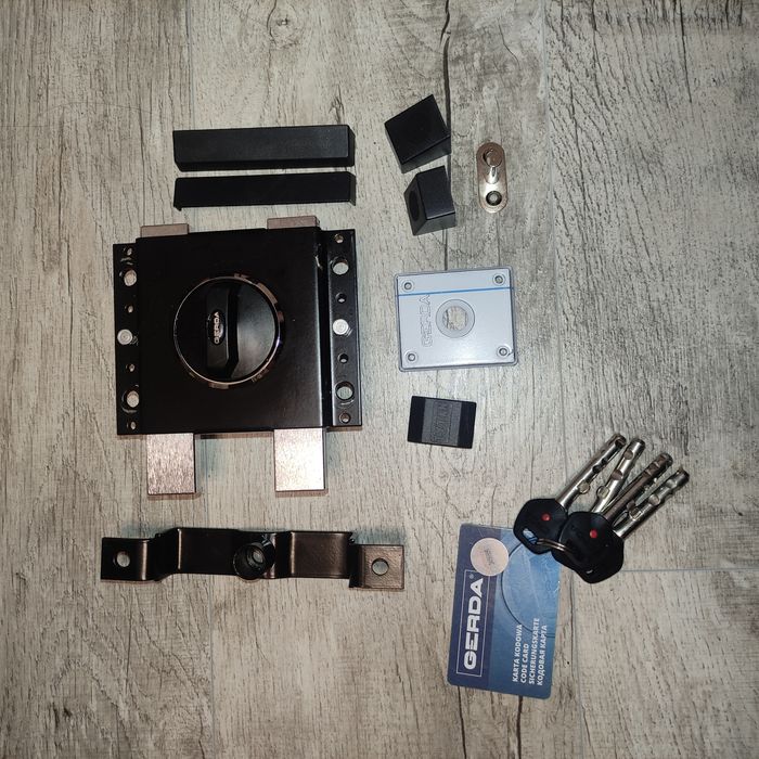 Zamek Gerda nawierzchniowy prawy, czarny