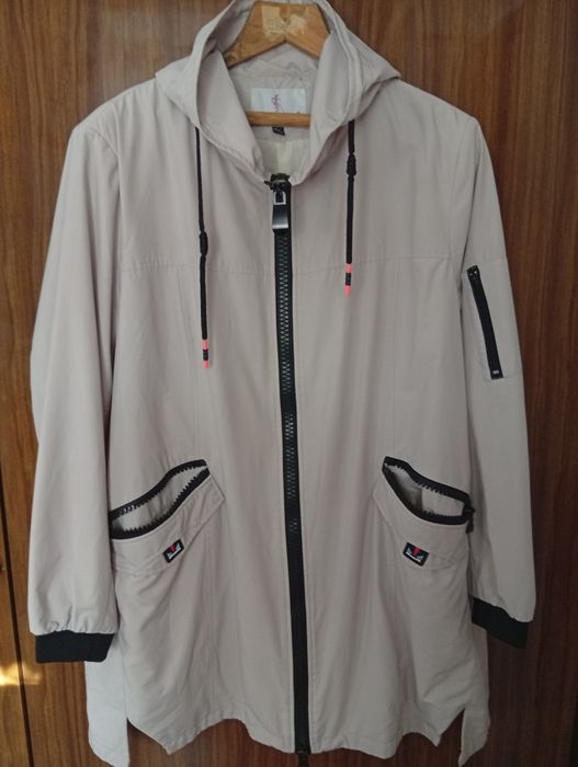 Вітровка жіноча .