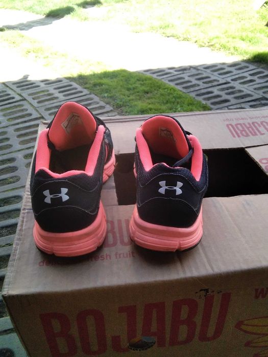 Under Armour adidasy