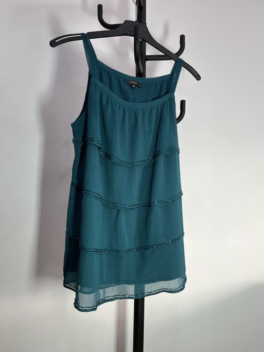 Top com folhos e miçangas