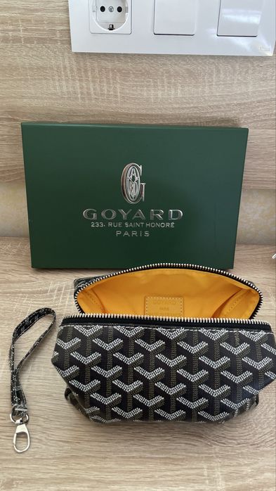 Necessaire de viagem com monograma em preto e cinzento
