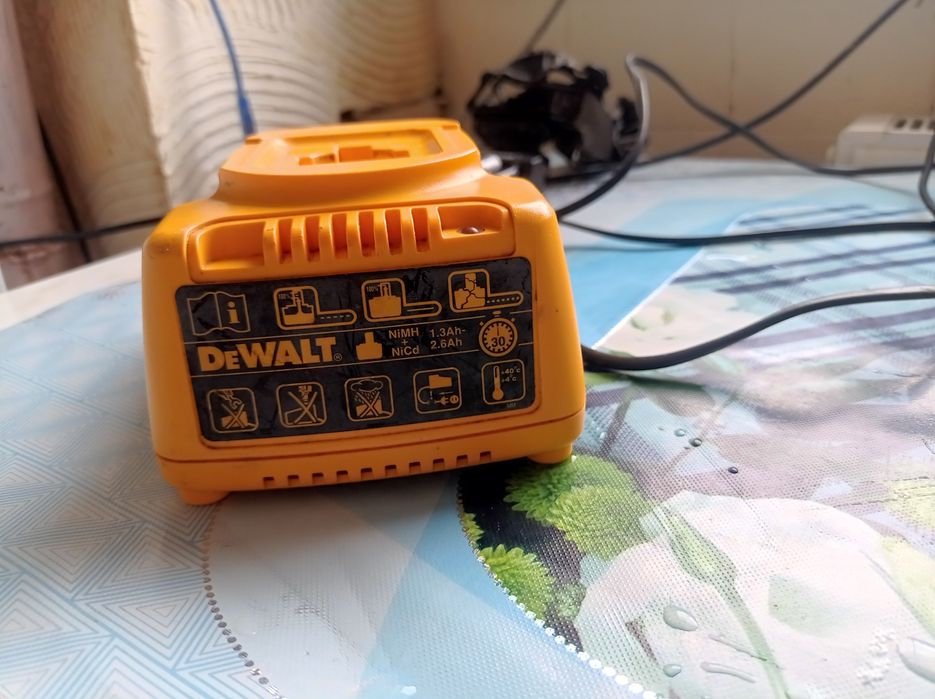 Заряднтй пристрій 20v De.Walt