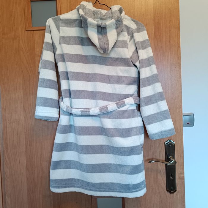 Szlafrok dziecięcy używany 134/140