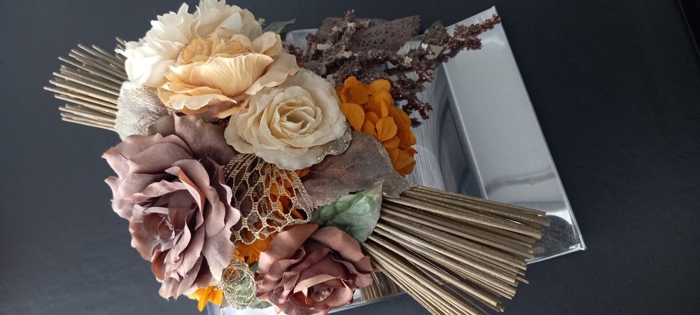 Peça decorativa com flores artificiais