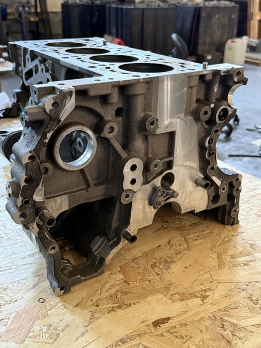 Блок циліндрів та поршні Mercedes 654920