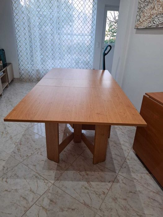 Roupeiro de duas porta IKEA e mesa de jantar