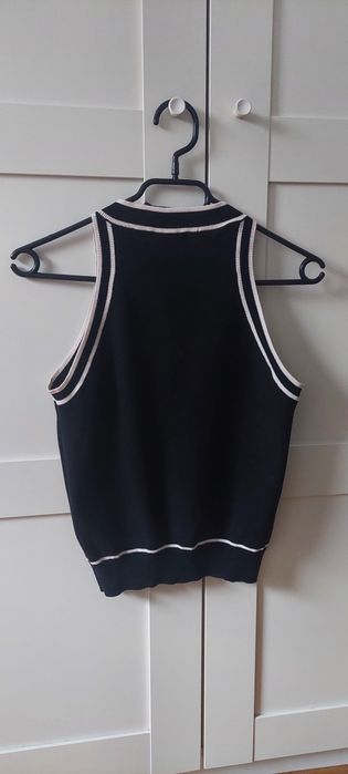 Czarna bluzka top z kontrastującymi białymi lamówkami Mango MNG M 38