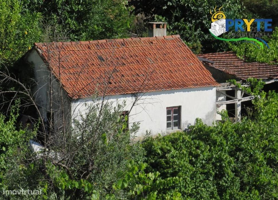 Imóvel rústico no estado de ruínas situado em Troviscal