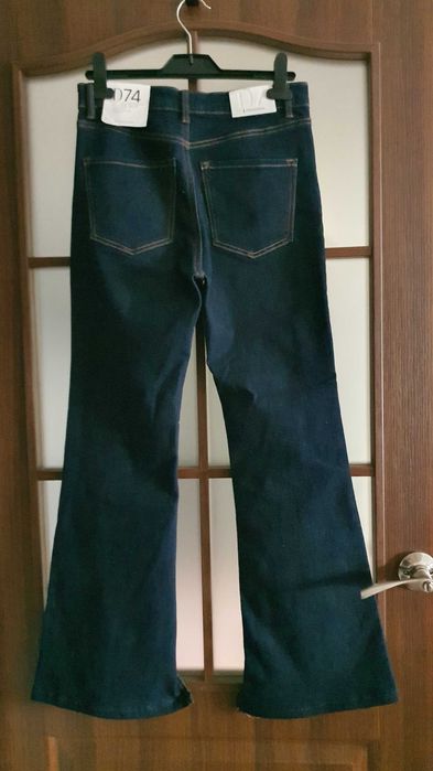 Джинсы клеш D74 Flare Slit  Stradivarius