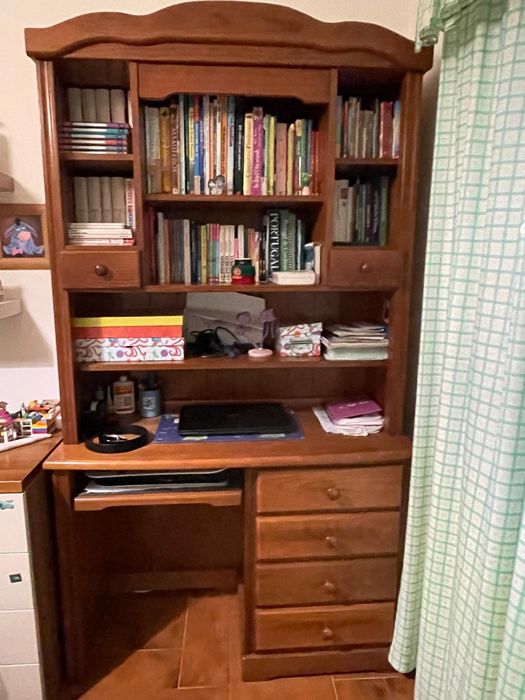 Escrivaninha/Secretária de madeira maciça com a cadeira incluída