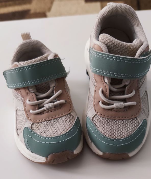 Взуття на дівчинку