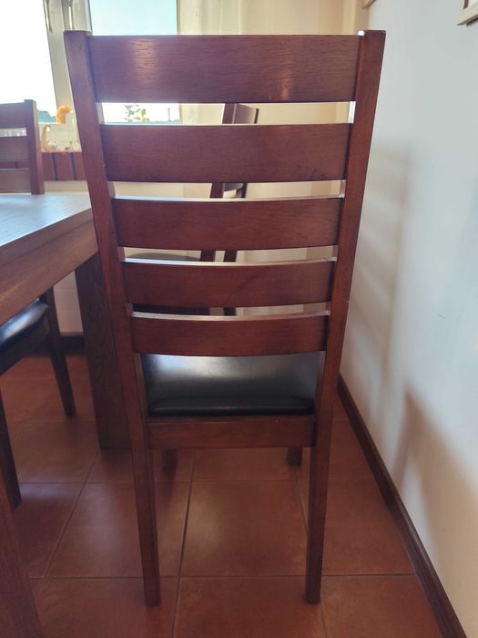 Sprzedam komplet stół plus 6 krzeseł.