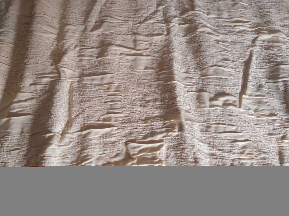 Colcha beige com textura da marca "Renaitex"