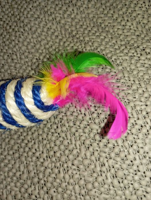 Myszka dla kota z piórkami , mały drapak